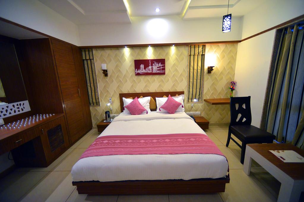 The Grand Imperial Hotel Morbi ภายนอก รูปภาพ